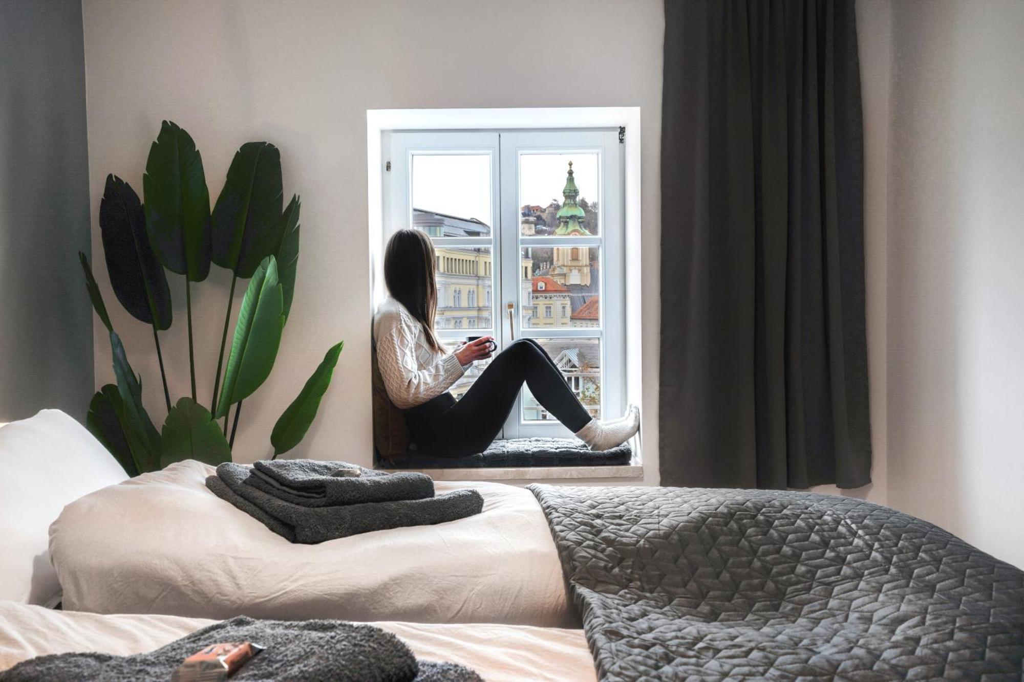 Urban Jungle Design - Historic City Center With Free Parking & Panoramic View By Hero Homes Graz Ngoại thất bức ảnh
